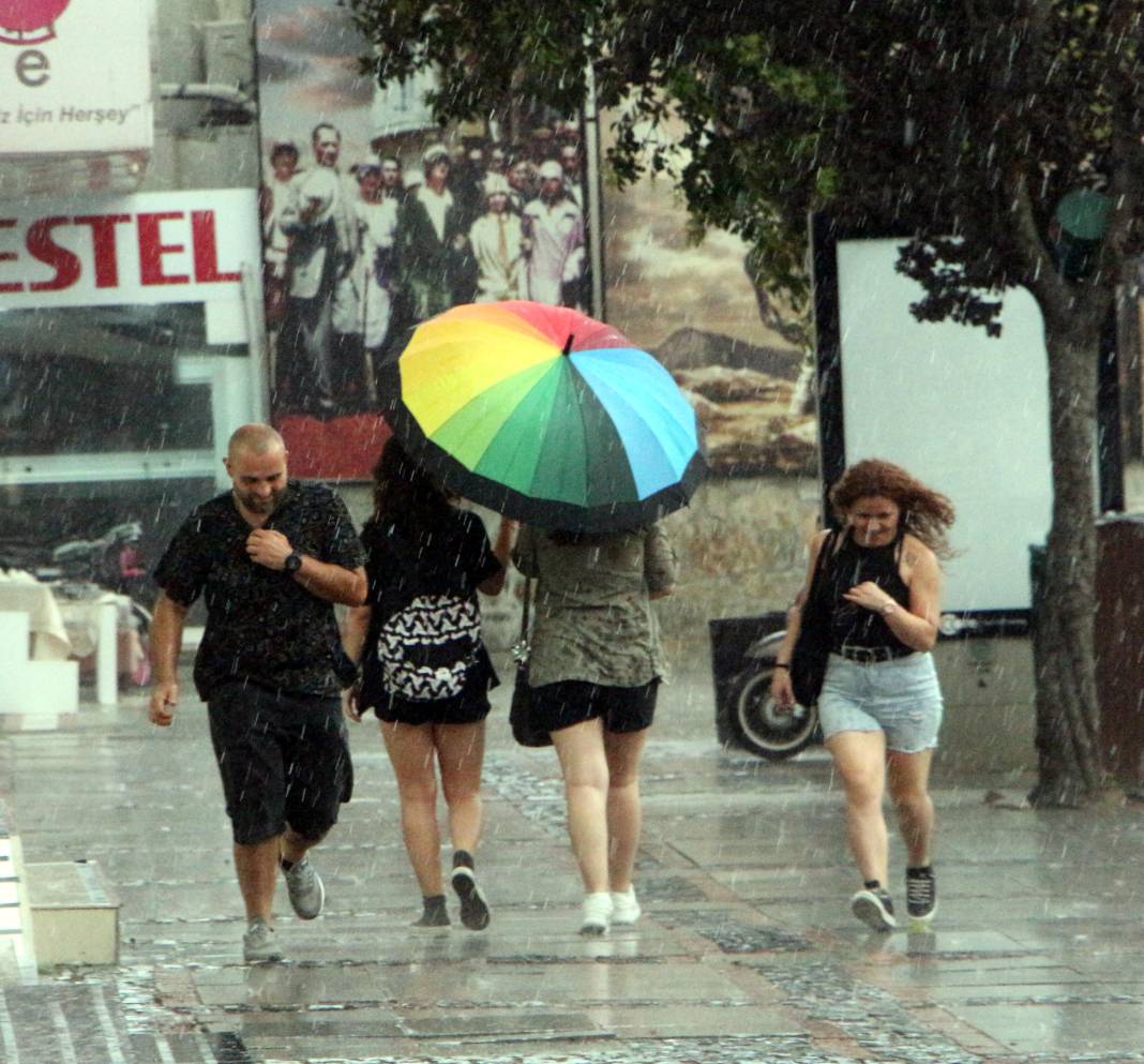 Edirne'de kuvvetli yağış ve gök gürültülü sağanak etkili oldu 1